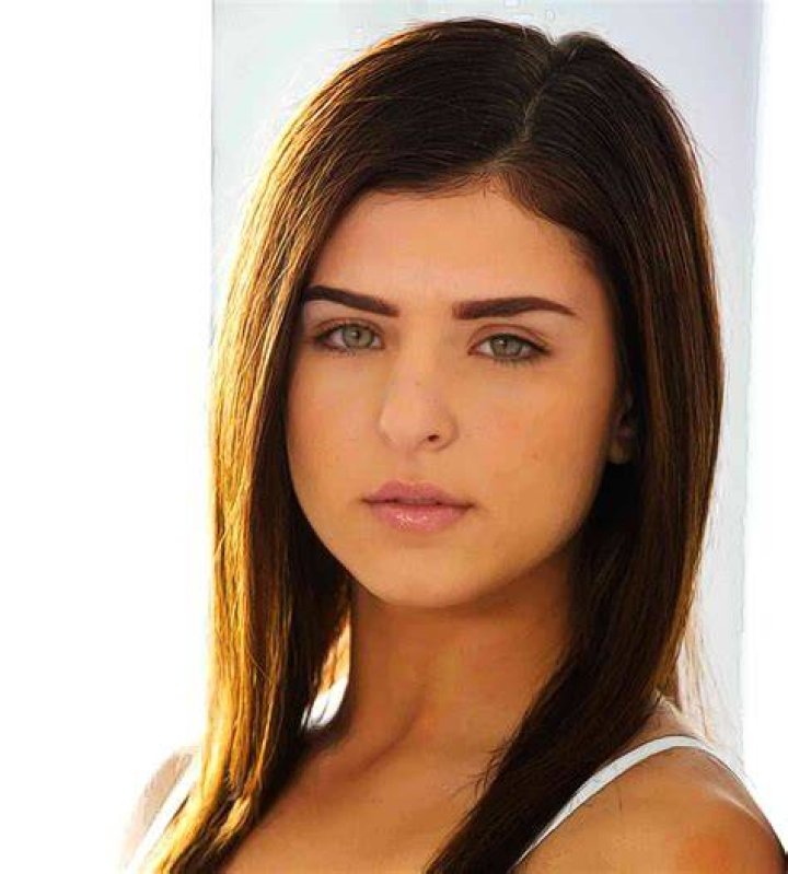 Leah Gotti Bio, Wiki, Age, Height, Figure, Net Worth & More