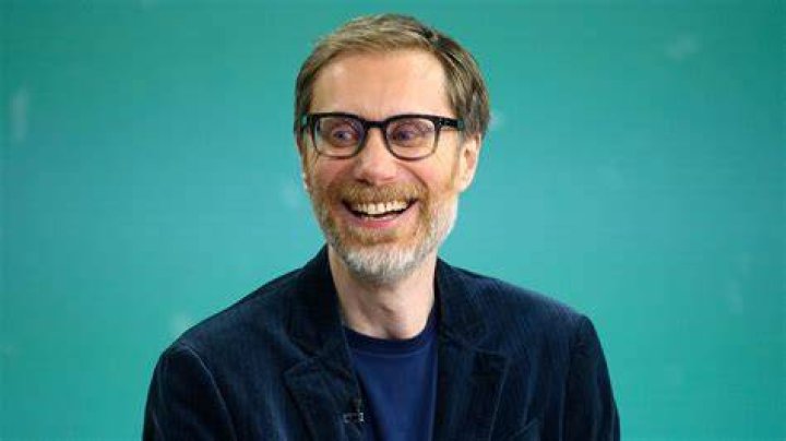 Stephen Merchant's 6ft 7in frame towers over his 5ft 6in girlfriend